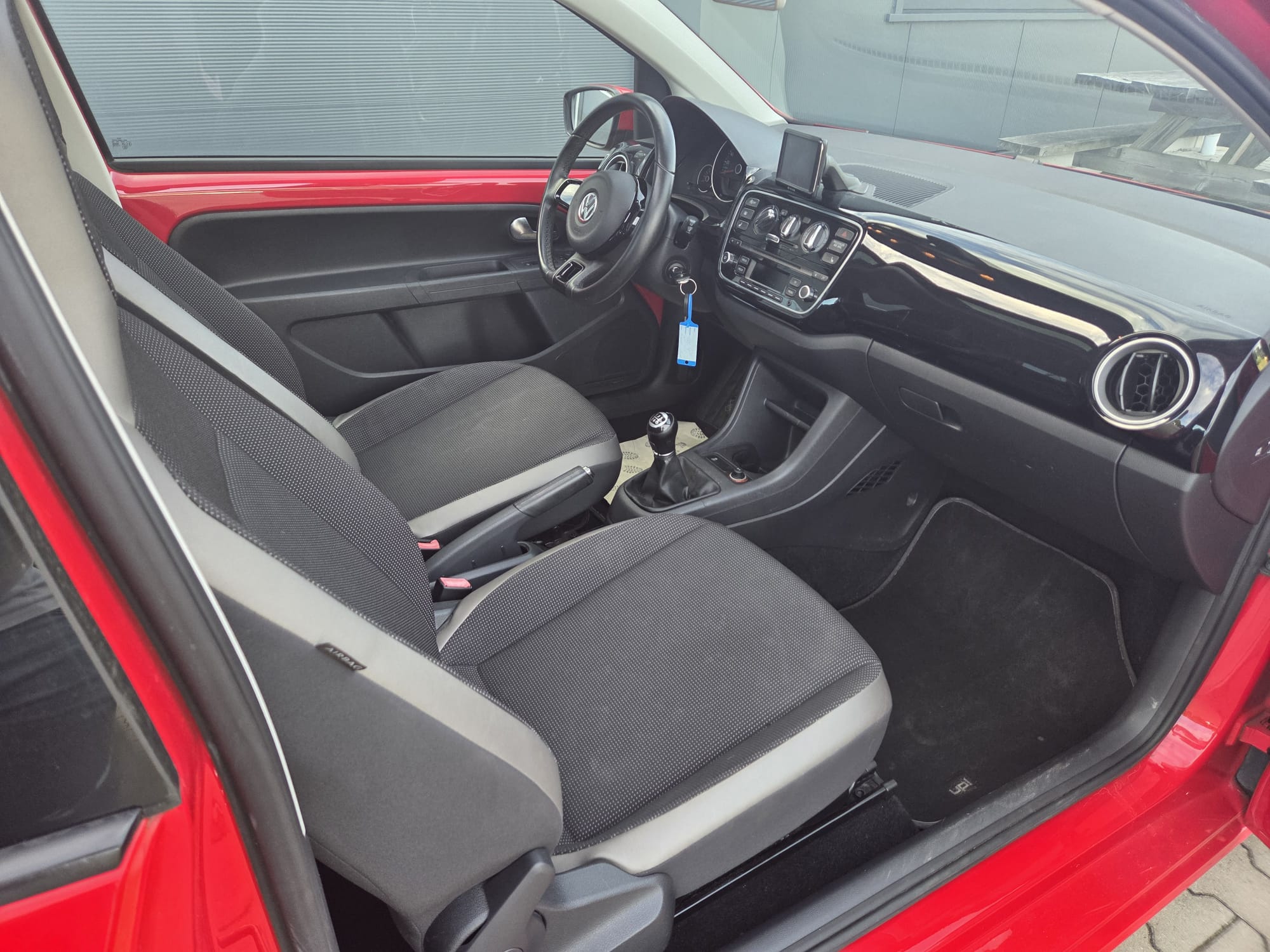 Volkswagen Up! — foto 8